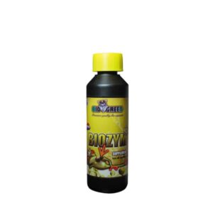 BIOZYME is een voedingssupplement van het merk BIOGREEN, verpakt in een plastic fles van 500 ml. Het product is ontworpen voor gebruik in de tuinbouw en kan toegepast worden in zowel binnenshuis als buitenshuis. De fles heeft een zwart lichaam met een heldergele dop en label. De formulering bevat enzymen die de afbraak van organisch materiaal ondersteunen, wat kan bijdragen aan een verbeterde bodemgezondheid. Dit product legt de nadruk op milieuvriendelijke toepassingen, wat het geschikt maakt voor de duurzame tuinbouw.