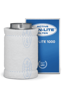 Aktive Can-Lite Filter 1000, ein In-Line-Luftfilter für hydroponische Anwendungen, hergestellt aus hochwertigen, langlebigen Materialien für optimale Luftfiltration. Der Filter hat eine zylindrische Form mit einer weißen, staubabweisenden Faserstruktur und einer Oberseite aus Metall. Er bietet eine effiziente Geruchskontrolle und eine lange Lebensdauer, geeignet für Belüftungssysteme in Gewächshäusern oder Zuchträumen. Die Abmessungen sind für den Einsatz in mittelgroßen bis großen Systemen konzipiert, mit Fokus auf Benutzerfreundlichkeit und Umweltfreundlichkeit.   