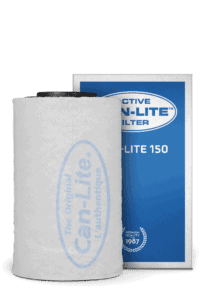 Aktiver Can-Lite Filter 150, ontworpen voor luchtfiltratie in kweekruimten. Het filter is cilindervormig, vervaardigd uit hoogwaardig materiaal en heeft een witte kleur. Dit product meet 150 mm in diameter en is geschikt voor gebruik met ventilatiesystemen, waarbij het helpt om ongewenste geuren en verontreinigingen te verminderen. Het filter is duurzaam en heeft milieuvriendelijke eigenschappen die bijdragen aan een gezonde kweekomgeving.