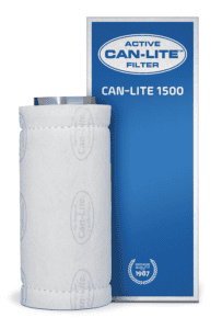 Aktivkohlefilter Can-Lite 1500 van Green Trading XXL, ontworpen voor ventilatiesystemen. Het cilindrische filter is vervaardigd van duurzame materialen en heeft een witte buitenkant met lichtblauwe logo's. Het is geschikt voor het effectief verwijderen van ongewenste geuren en luchtverontreinigingen. Het formaat van het filter is specifiek voor gebruik in verschillende soorten planten- en kweekomgevingen. Dit product is milieuvriendelijk en gemaakt met een focus op kwaliteit en doeltreffendheid.