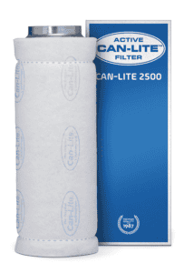 Aktiver Can-Lite Filter 2500, speciaal ontworpen voor luchtcirculatie en geurverwijdering in binnenomgevingen. Het filter is gemaakt van hoogwaardige, lichte materialen en heeft een omhulsel van wit katoen. Met een lengte van ongeveer 60 cm en een diameter van 15 cm is dit product geschikt voor verschillende ventilatiesystemen. Het is efficiënt in gebruik en draagt bij aan een gezonder binnenklimaat door de filtering van onzuiverheden en geuren. Dit filter blinkt uit in duurzaamheid en milieuvriendelijkheid.