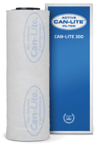 Aktiv-Kohlefilter Can-Lite 300, geschikt voor luchtzuivering in kwekerijen en andere toepassingen. Gemaakt van hoogwaardige, actieve koolstof voor effectieve filtering van geur en schadelijke stoffen. De filter heeft een cilindrische vorm met een diameter van 30 cm en een hoogte van 60 cm. Het product is ontworpen om eenvoudig te plaatsen in ventilatiesystemen en voldoet aan duurzame normen voor een milieuvriendelijke werking.