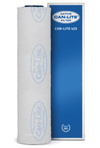 Aktiver Luftfilter Can-Lite 425 in weißer Ausführung. Das Produkt gehört zur Kategorie der Luftfilter und besteht aus einem hochwertigen, langlebigen Material. Der Filter hat eine praktische, zylindrische Form und ist mit einem blauen Etikett versehen, das die Marke und die Modellnummer anzeigt. Der Can-Lite 425 ist ideal geeignet zur Luftreinigung und Geruchsbekämpfung in geschlossenen Räumen, z.B. in Wohnbereichen oder im Gartenbau. Der Filter zeichnet sich durch umweltfreundliche Eigenschaften aus und fördert eine saubere Raumluft.    
