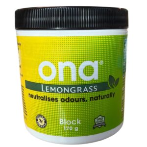 Block van Ona Lemongrass voor geurneutralisatie, 170 g. Dit product, vervaardigd uit natuurlijke ingrediënten, helpt om ongewenste geuren op een effectieve manier te verminderen. Het heldere groene ontwerp van de verpakking weerspiegelt de frisse citroengrasgeur. Ideaal voor gebruik in huis, werkruimtes of andere omgevingen waar geurbeheersing gewenst is. De ingrediënten zijn milieuvriendelijk, waardoor het een duurzame keuze is voor consumenten die bewust met het milieu omgaan.