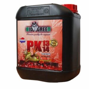 Biogreen PK 13-14 is een organische voedingsoplossing, speciaal ontwikkeld voor de verbetering van de bloei en de vruchtvorming van planten. Deze vloeibare voedingsstof is verpakt in een zwarte, kunststof container met een inhoud van 5 liter. Het product bevat een hoge concentratie van fosfor (P) en kalium (K), respectievelijk in een verhouding van 13:14, en is geschikt voor alle soorten gewassen. Biogreen PK 13-14 is vervaardigd in Nederland en voldoet aan strenge milieu-eisen, waardoor het een duurzame keuze is voor de tuinbouw. Het product is eenvoudig te doseren en aan te brengen in het irrigatiesysteem.