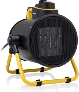 Elektrische verwarming van het merk Tristar in een robuuste industriële stijl. Het apparaat heeft een zwart en geel ontwerp met een krachtige ventilator aan de voorkant. De verwarming is gemaakt van duurzame materialen en is bedoeld voor het snel verwarmen van ruimtes. Geschikt voor gebruik in werkplaatsen, garages of grotere woonruimtes. Het apparaat is ontworpen voor eenvoudig transport en bevat een handvat. De verwarming biedt verschillende standen voor temperatuurregeling en is energie-efficiënt. Ideaal voor seizoensgebonden gebruik of om extra warmte te bieden in kille omgevingen.