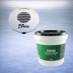 Een witte ronde luchtreiniger met het label ona Breeze is gemonteerd boven een grote witte en groene kuip met het label ona Apple Crumble Gel op een lichtblauwe achtergrond met kleurverloop.